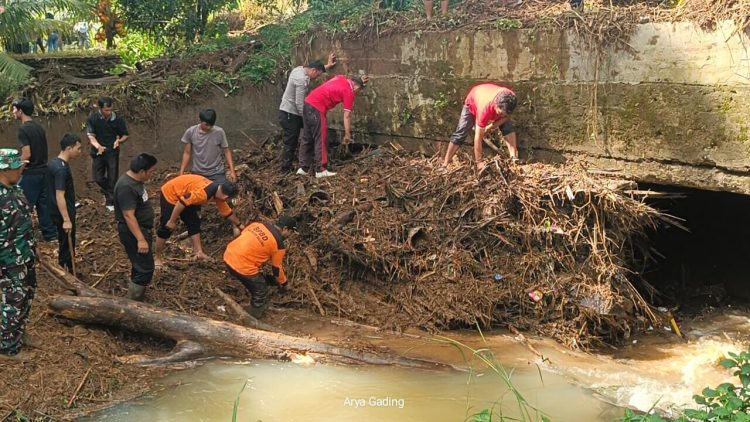 BPBD Seluma Tak Ada Alat Berat, TNI Polri dan Warga Gotong Royong Bersihkan Sampah di Box Culvert