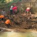 BPBD Seluma Tak Ada Alat Berat, TNI Polri dan Warga Gotong Royong Bersihkan Sampah di Box Culvert