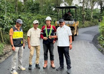 Tinjau Jalan Simpang Air Lang-Desa Pelalo, Wagub Mian Bujuk Petani Kopi