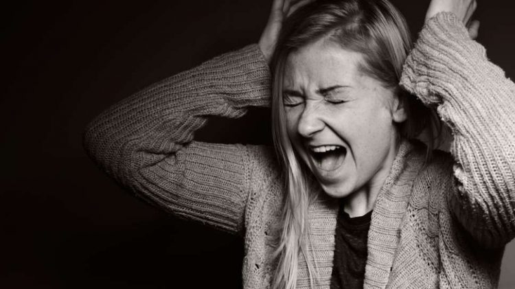 Tanda Orang Dirasuki Mahluk Halus atau Ketempelan, Tenaganya Bertambah Kuat