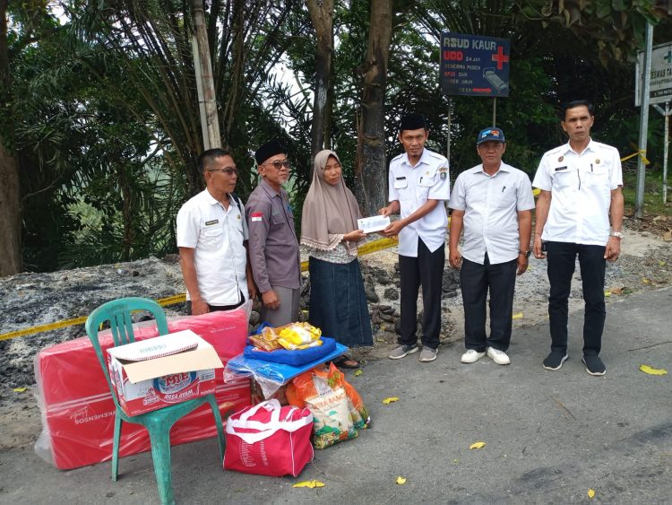 Wakil Bupati Kaur Salurkan Bantuan Kepada Korban Kebakaran