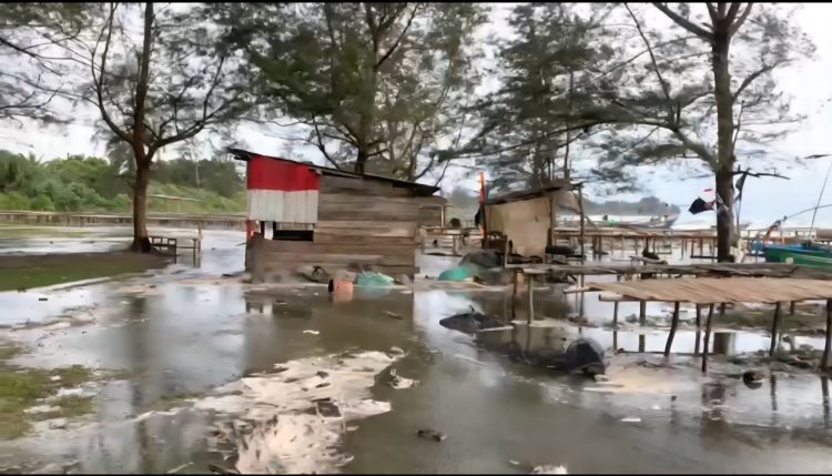 Air Laut Pasang di Pantai Air Rami Mukomuko, Satu Rumah Warga Terendam 