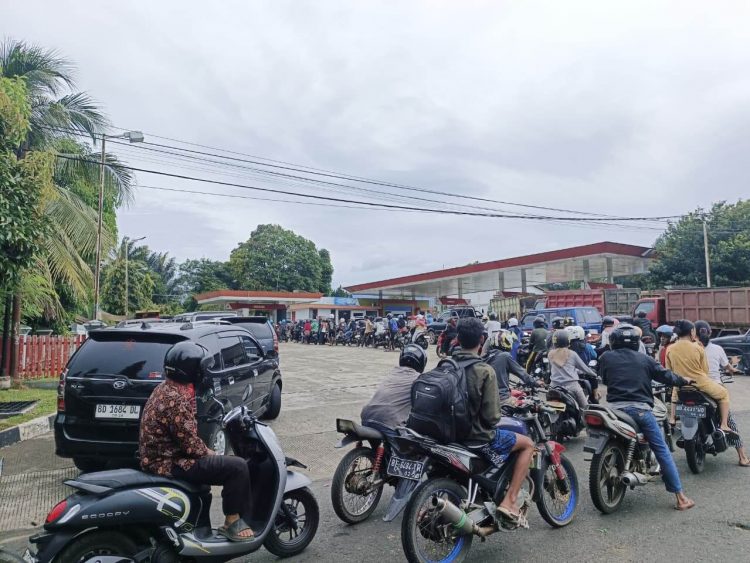 Antrean BBM di SPBU Datar Ruyung Bengkulu Utara Mengular Sejauh 2 KM