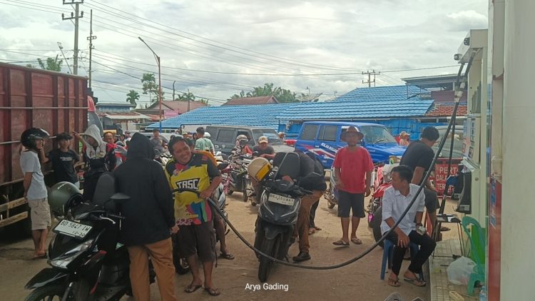 Antrean Kendaraan di SPBU Tais Bengkulu Tembus 3 Kilometer, Pembelian BBM Dibatasi