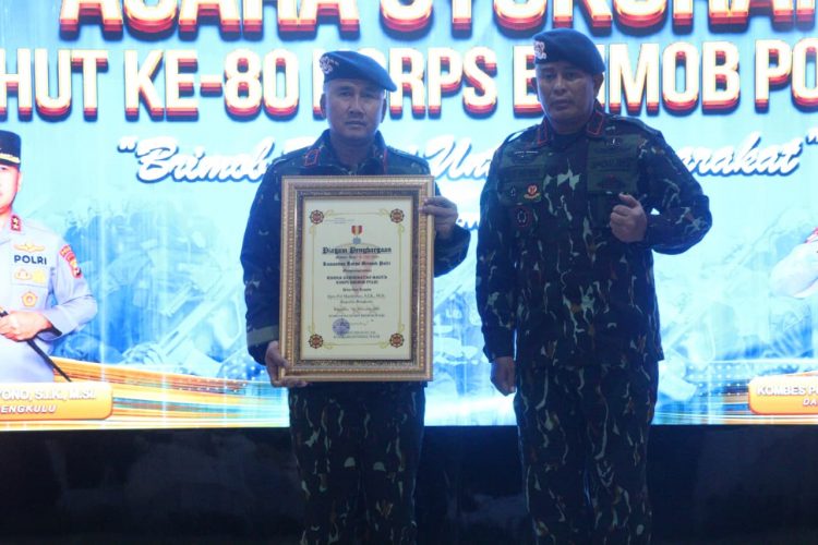 Syukuran HUT Brimob ke-80, Kapolda Bengkulu Irjen Pol Mardiyono Terima Gelar Warga Kehormatan