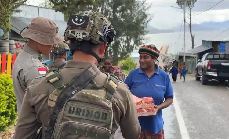 HUT Brimob ke-80, Satgas Ops Damai Cartenz Sektor Paniai Gelar Bakti Sosial