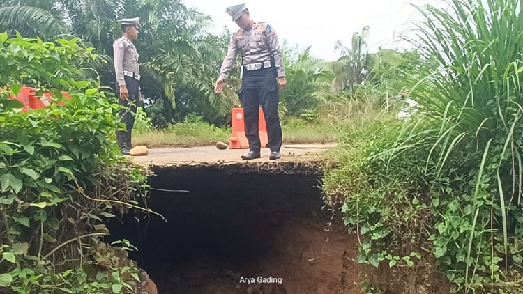 Jalan Penghubung Pasar Sembayat – Bunga Mas Seluma Timur Ditutup Sementara, Rawan Dilintasi Kendaraan