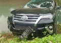 Mobil Fortuner Jungkir Balik dan Masuk Sungai Air Gasan Seluma, Oleng Pasca Menyalip Motor