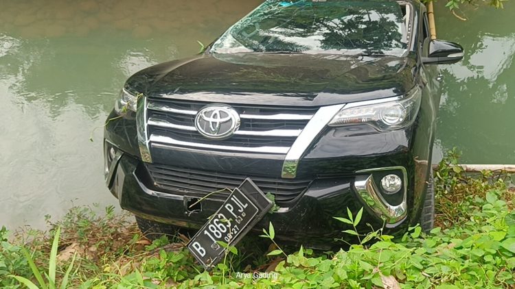 Mobil Fortuner Jungkir Balik dan Masuk Sungai Air Gasan Seluma, Oleng Pasca Menyalip Motor