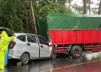 Patah As Roda Saat Menanjak, Truk Muatan Semen Mundur di Tanjakan Hantam Minibus