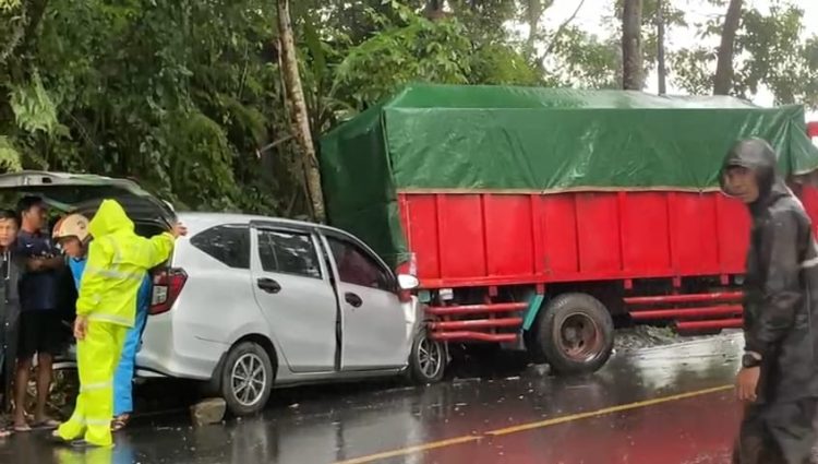 Patah As Roda Saat Menanjak, Truk Muatan Semen Mundur di Tanjakan Hantam Minibus
