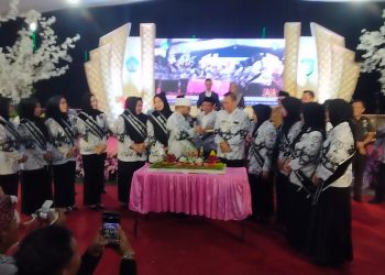 Puncak HGN ke-80, Gubernur Helmi Hasan Beri Hadiah Rp 1,1 M Kepada PGRI se-Provinsi Bengkulu