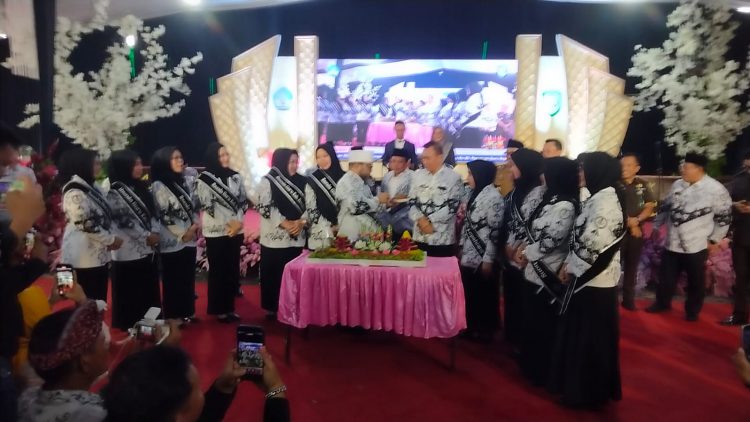 Puncak HGN ke-80, Gubernur Helmi Hasan Beri Hadiah Rp 1,1 M Kepada PGRI se-Provinsi Bengkulu