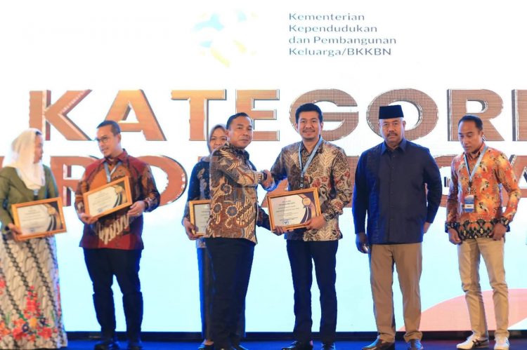 Aksi Nyata Cegah Stunting, Bupati Bengkulu Utara Dianugerahi Genting Award Kemendukbangga