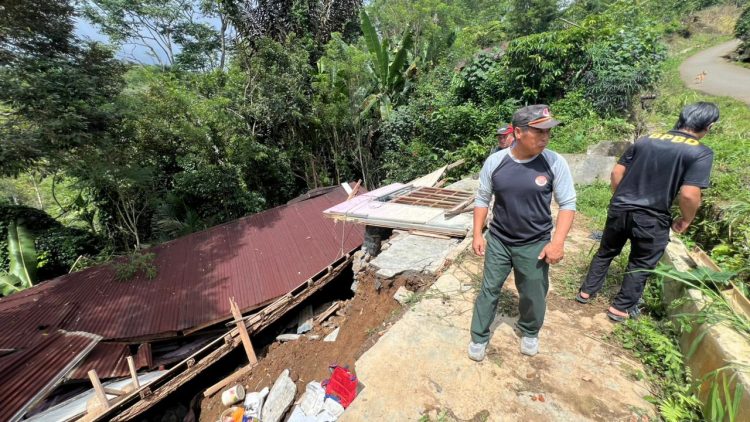 Rumah Warga Batu Bandung Kepahiang Roboh Diterpa Angin Kencang dan Hujan