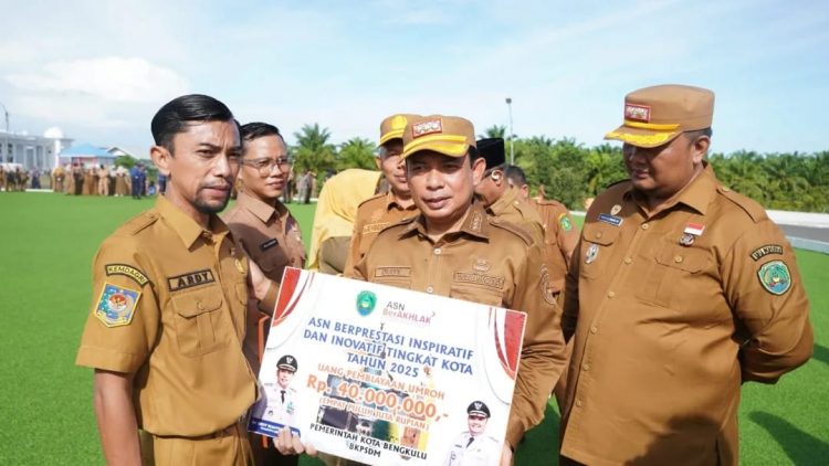 Apel Gabungan Tutup Akhir Tahun 2025, Ini Nama 3 ASN  yang Dapat Hadiah Umroh dari Walikota Bengkulu