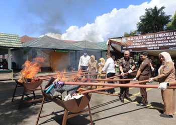 Kejari Bengkulu Utara Musnahkan 55 Item Barang Bukti yang Telah Berkekuatan Hukum Tetap