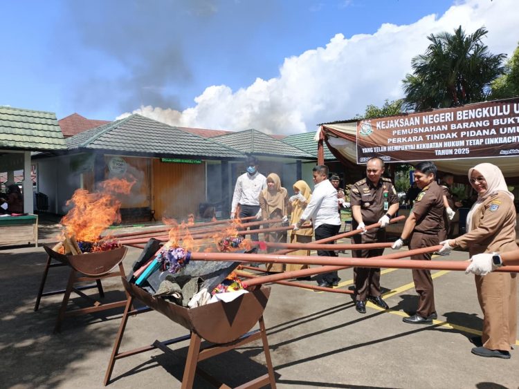 Kejari Bengkulu Utara Musnahkan 55 Item Barang Bukti yang Telah Berkekuatan Hukum Tetap