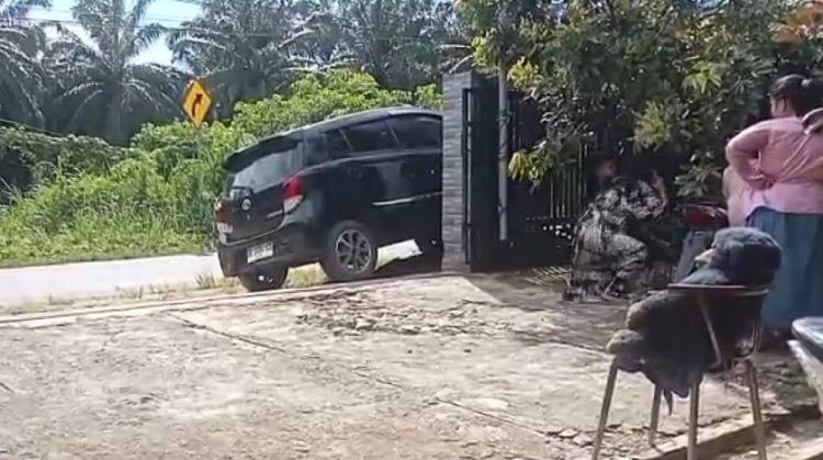 Kecelakaan Tunggal di Seluma, Minibus Seruduk Pagar Rumah Warga