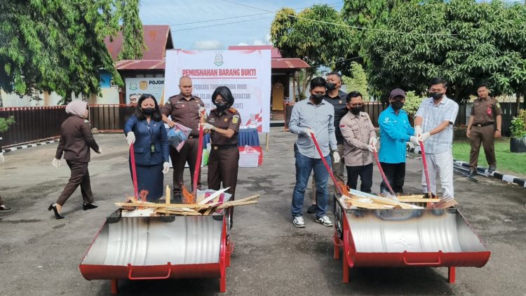 Kejaksaan Negeri Mukomuko Musnahkan Barbuk dari 33 Perkara Status Inkrah