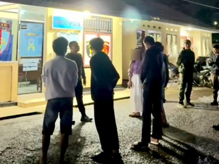 5 Pemuda dan 1 Wanita Diamankan Satpol PP ke Polres Seluma, Asik Konsumsi Miras di DPMPTSP