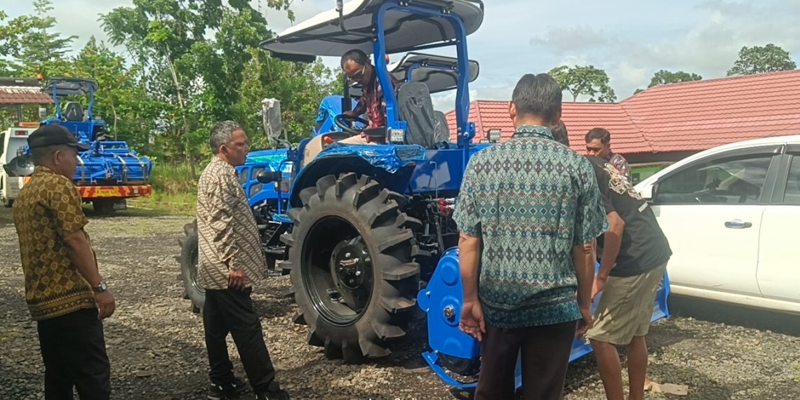 Kabupaten Seluma Dapat Kiriman 11 Unit Traktor dan 4 Unit Rotavator dari Kementan RI
