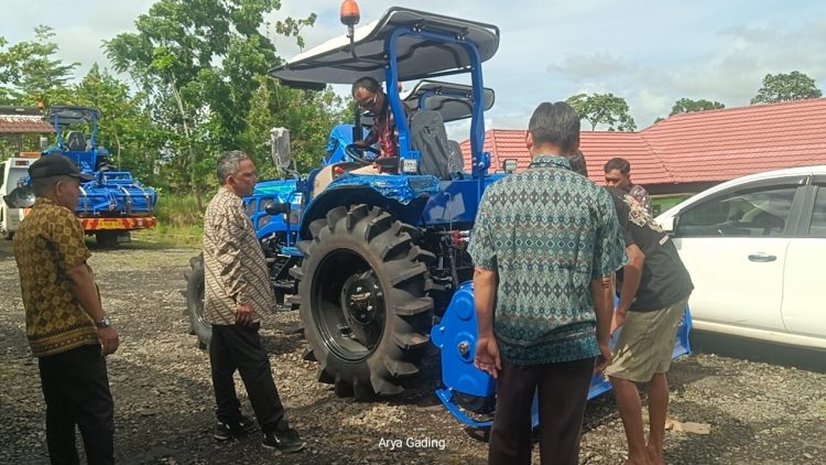 Kabupaten Seluma Dapat Kiriman 11 Unit Traktor dan 4 Unit Rotavator dari Kementan RI