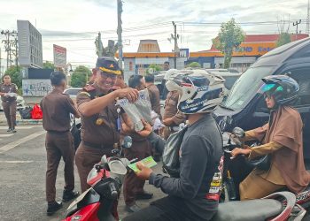 Berantas Korupsi, Kejati Bengkulu Turun ke Jalan Bagikan Stiker dan Kaos