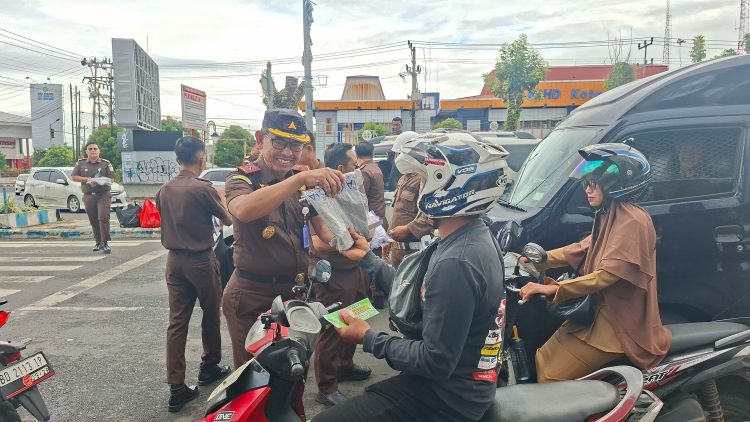 Berantas Korupsi, Kejati Bengkulu Turun ke Jalan Bagikan Stiker dan Kaos