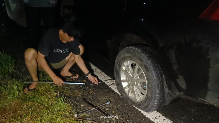 Gawat, Tempo 1 Jam Ada 4 Unit Mobil Pecah Ban Akibat Jalan Rusak di Jalan 2 Jalur Kota Tais Seluma