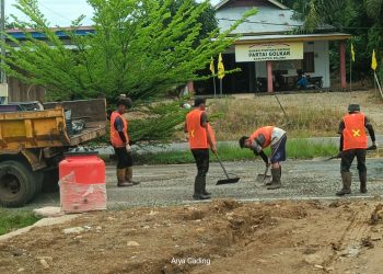 Banyak Mobil Mengalami Pecah Ban, Petugas BPJN Bengkulu Tambal Lubang Jalan 2 jalur Kota Tais