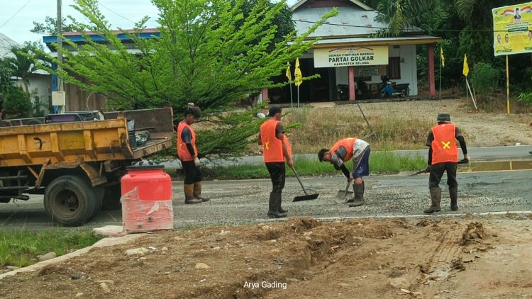 Banyak Mobil Mengalami Pecah Ban, Petugas BPJN Bengkulu Tambal Lubang Jalan 2 jalur Kota Tais