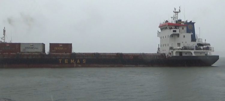 Perdana Setelah Masalah Alur Dangkal, Kapal Peti Kemas Masuk Dermaga Pulau Baai