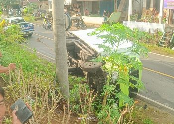 Hindari Tabrakan, Truk Box Indomaret Terguling di Seluma Timur 