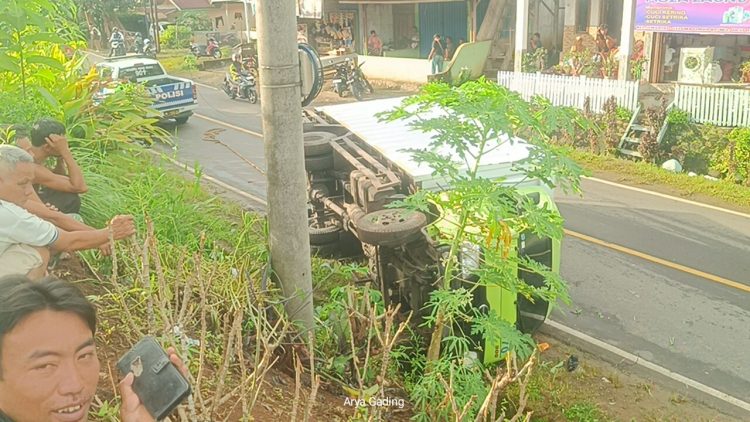Hindari Tabrakan, Truk Box Indomaret Terguling di Seluma Timur 