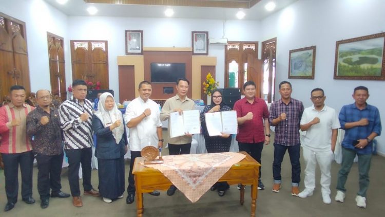 Bupati Rejang Lebong Teken MoU Bersama Direktur Rakyat Bengkulu Media Grup (RBMG), Sinergi untuk Kemajuan Daerah
