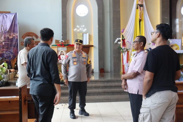 Wakapolda Bengkulu Cek Pengamanan Gereja Jelang Malam Misa Natal 2025