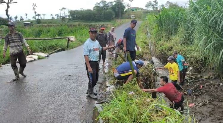 Cegah Banjir, Warga Kabawetan Gotong Royong Bersihkan Gorong-gorong