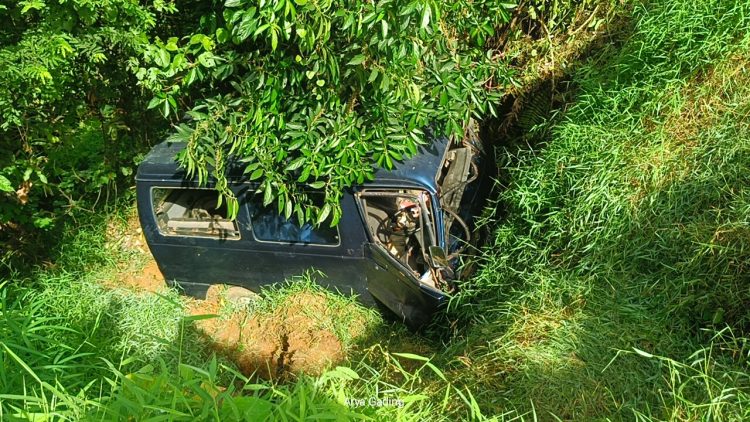 Gagal Nyalip, Minibus Terjun ke Jurang Padang Pelasan Seluma