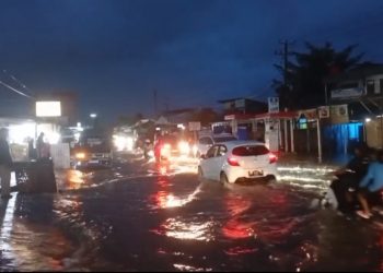 Jalan Rawa Makmur Tergenang Air Setinggi Lutut Orang Dewasa
