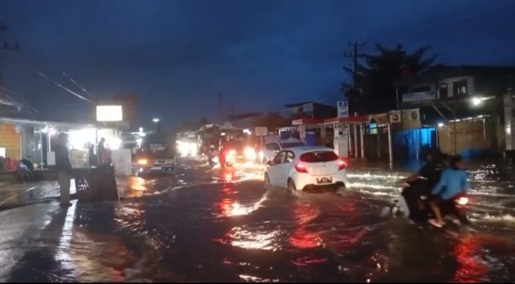 Jalan Rawa Makmur Tergenang Air Setinggi Lutut Orang Dewasa
