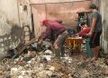 Warga Gotong Royong Bersihkan Sisa Kebakaran Meski Hujan Mengguyur