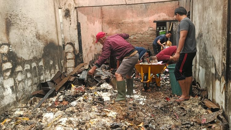 Warga Gotong Royong Bersihkan Sisa Kebakaran Meski Hujan Mengguyur