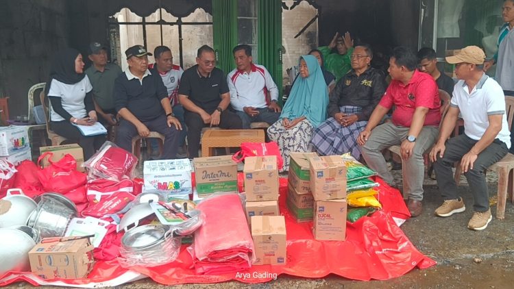 Bupati dan Wabup Seluma Antar Bantuan ke Korban Kebakaran Hujan-hujanan