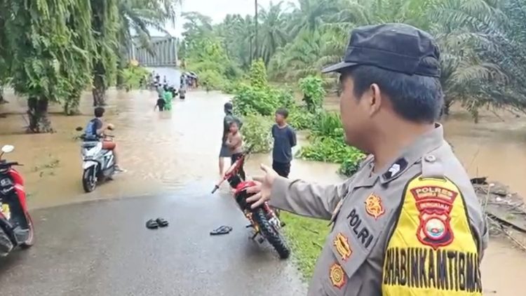 Ruas Jalan Kembang Ayun-Pagar Dewa Bengkulu Tertutup Banjir