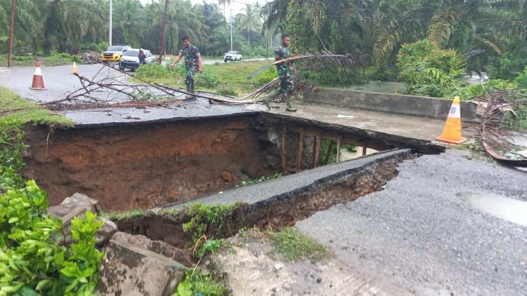 Jembatan di Mukomuko Bengkulu Amblas dan Putus Akibat Hujan Deras