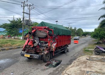 Truk Dyna Remuk Usai Hantam Bokong Truk Hino di Bengkulu Selatan