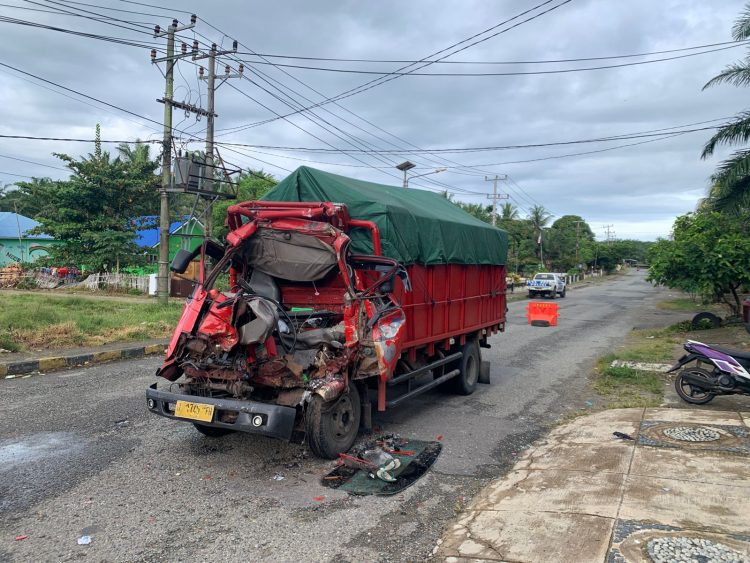 Truk Dyna Remuk Usai Hantam Bokong Truk Hino di Bengkulu Selatan