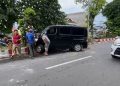 Gara-gara HP, Mobil Minibus Tabrak dan Naik Median Jalan