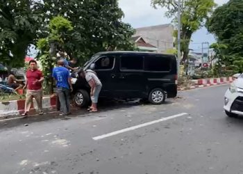 Gara-gara HP, Mobil Minibus Tabrak dan Naik Median Jalan